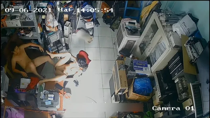 Vợ ông chồng nắc nhau trong của hàng máy tính